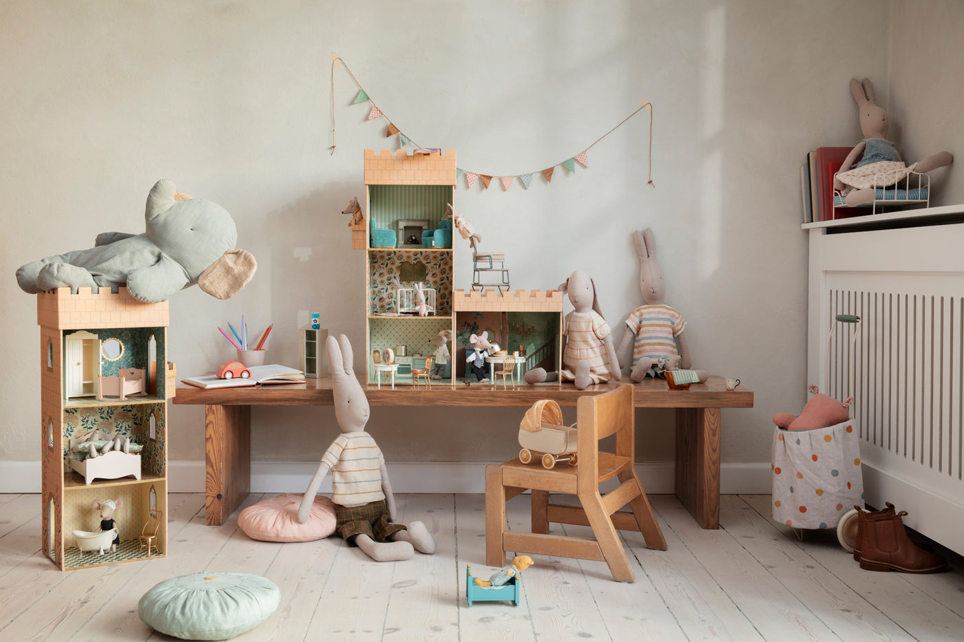 Doll Houses & Furniture