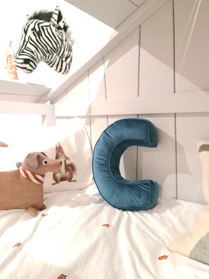 Coussin en velours avec lettre C (différentes couleurs)