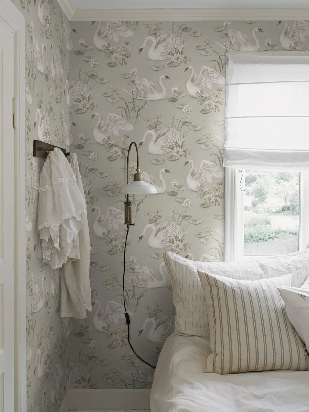Borastapeter Wallpaper - Lily Swan Green
