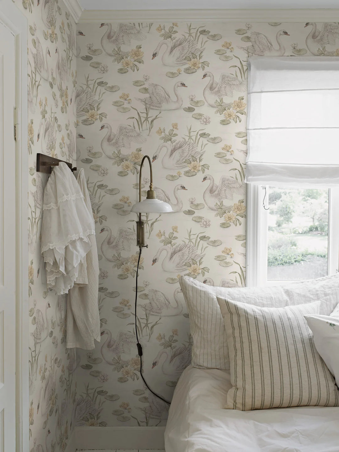 Borastapeter Wallpaper - Lily Swan White