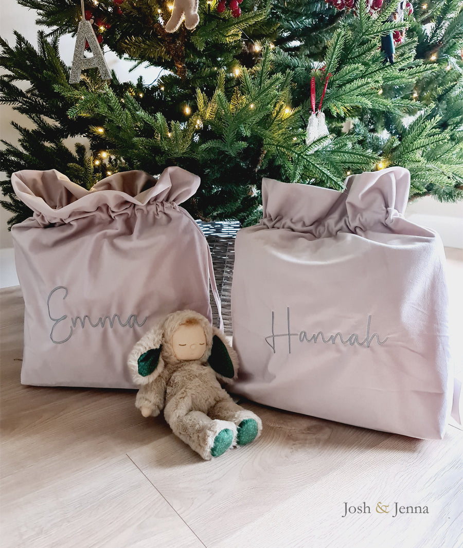 Personalisierte Weihnachtstasche aus rotem Samt