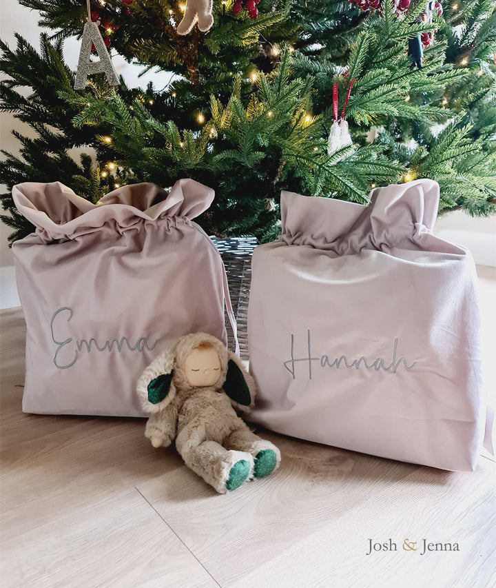 Personalisierte Weihnachtstasche aus rotem Samt