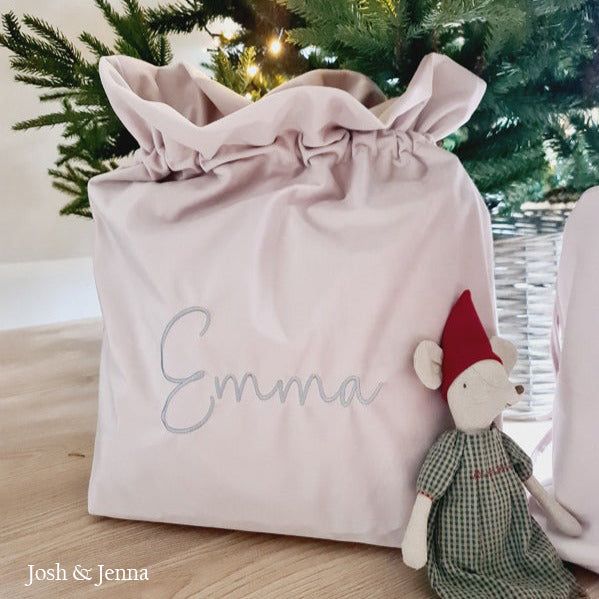 Personalisierte Weihnachtstasche aus rotem Samt