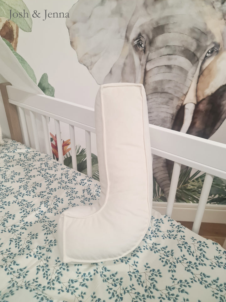 Coussin lettre en velours - J (différentes couleurs)