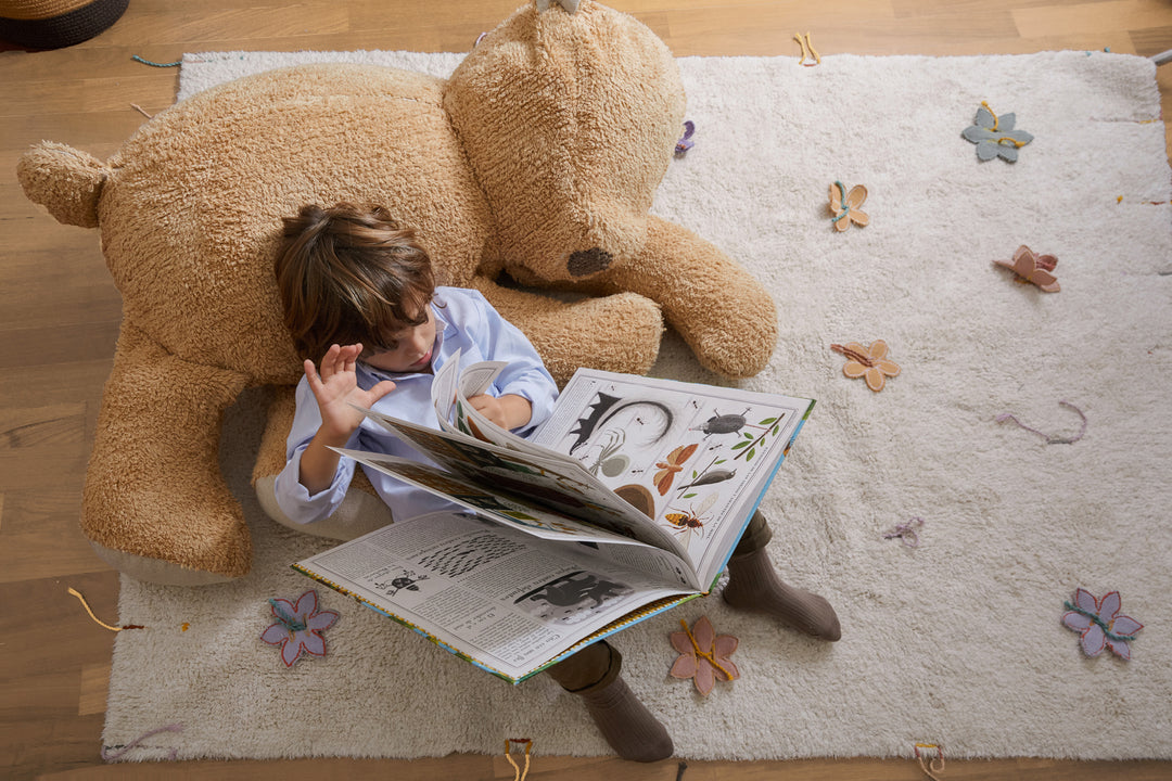 Maschinenwaschbarer Spielteppich „Wildflowers“ von Lorena Canals