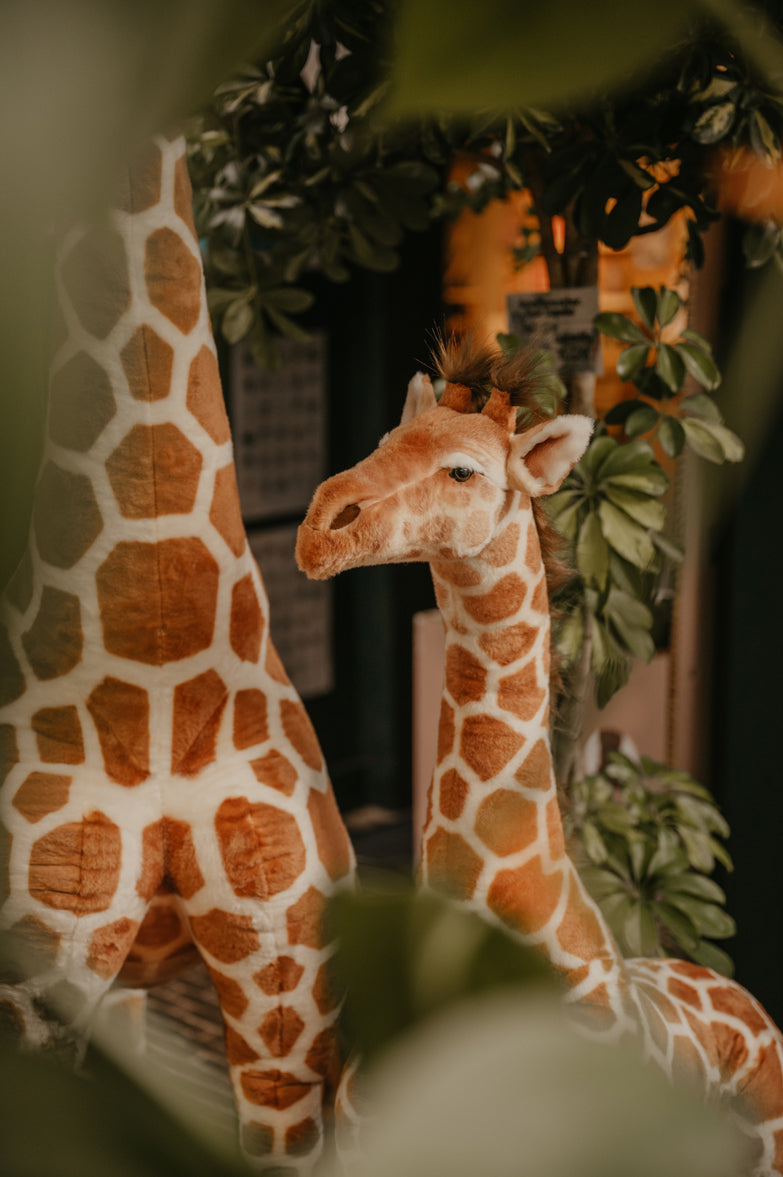 Wild & Soft Stehende Giraffe aus Plüsch - Verschiedene Größen
