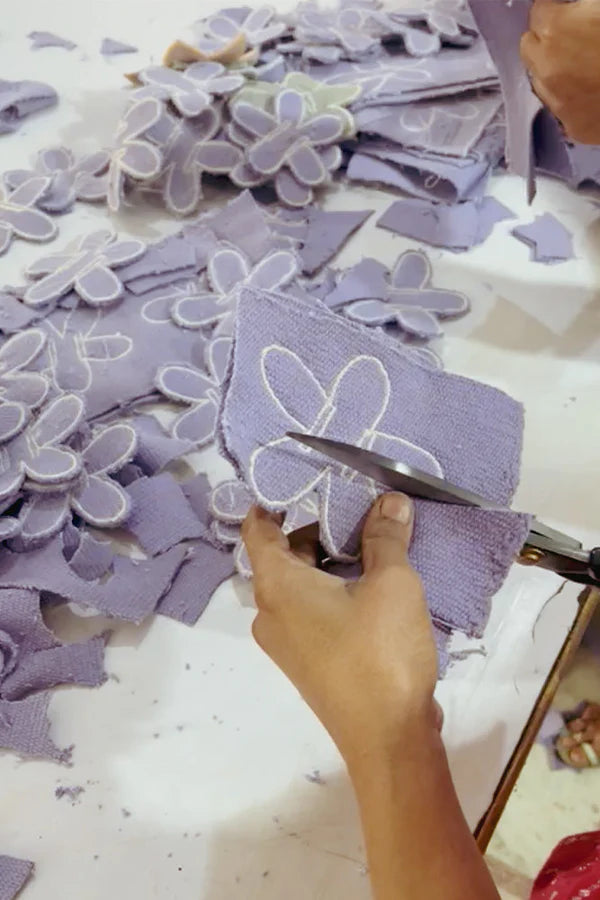 Maschinenwaschbarer Spielteppich „Wildflowers“ von Lorena Canals