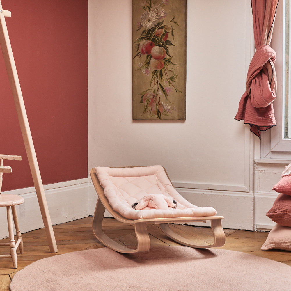 Charlie Crane Levo Babywippe – Buche + Kissen in Nude-Rosa