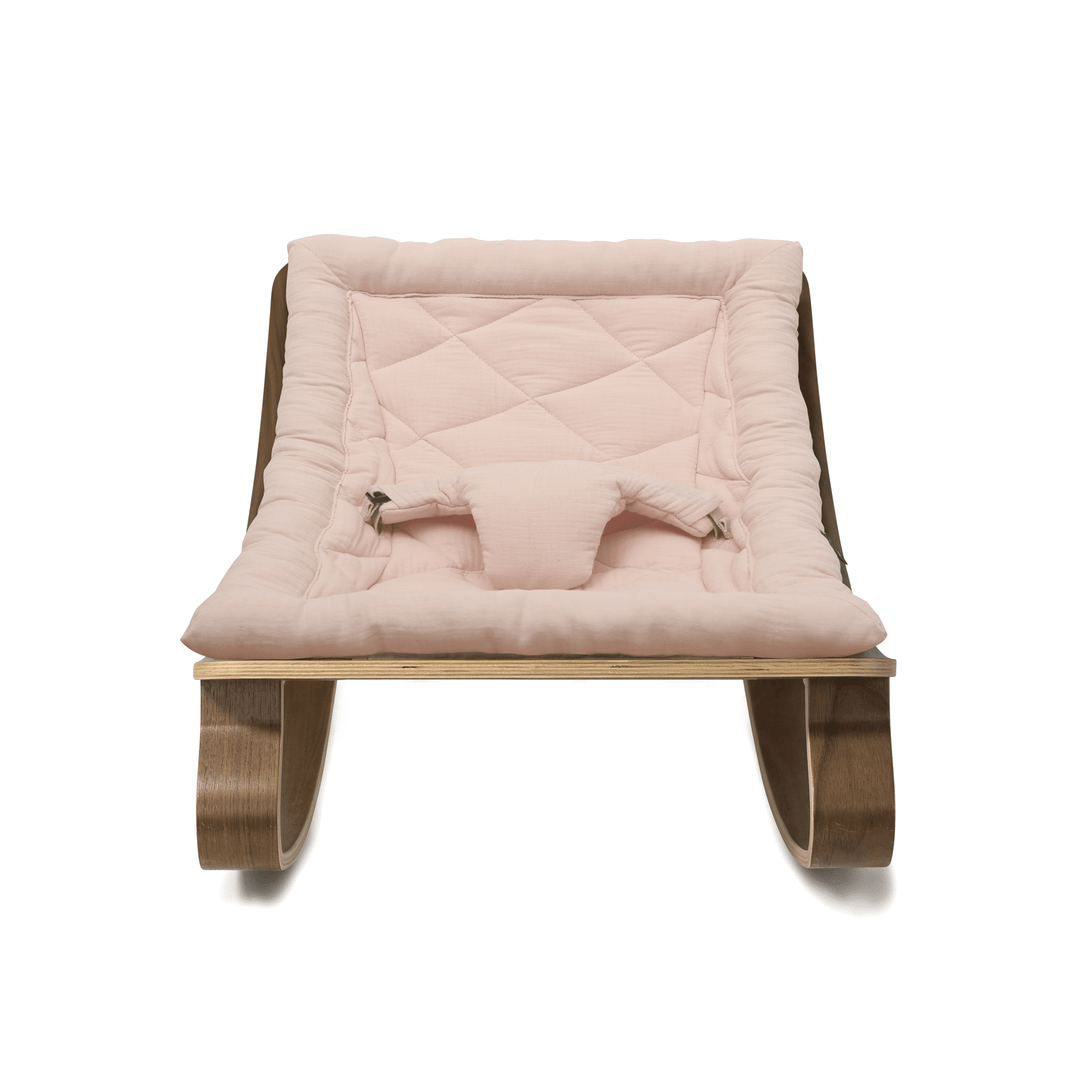Charlie Crane Levo Babywippe – Walnuss + Kissen in Nude-Rosa