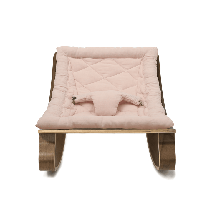 Charlie Crane Levo Babywippe – Walnuss + Kissen in Nude-Rosa