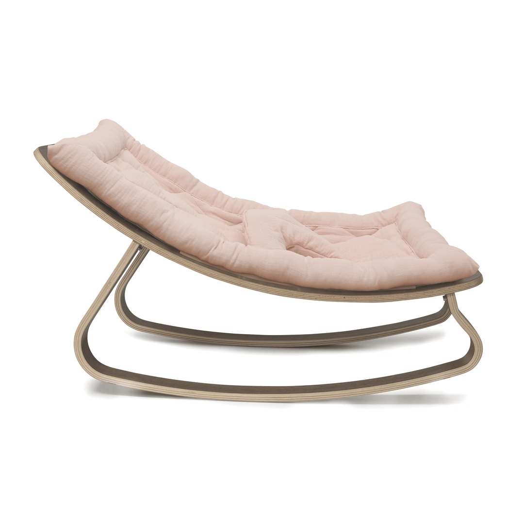 Charlie Crane Levo Babywippe – Walnuss + Kissen in Nude-Rosa