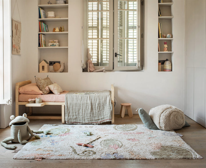 Maschinenwaschbarer Spielteppich von Lorena Canals – Botanische Fantasie