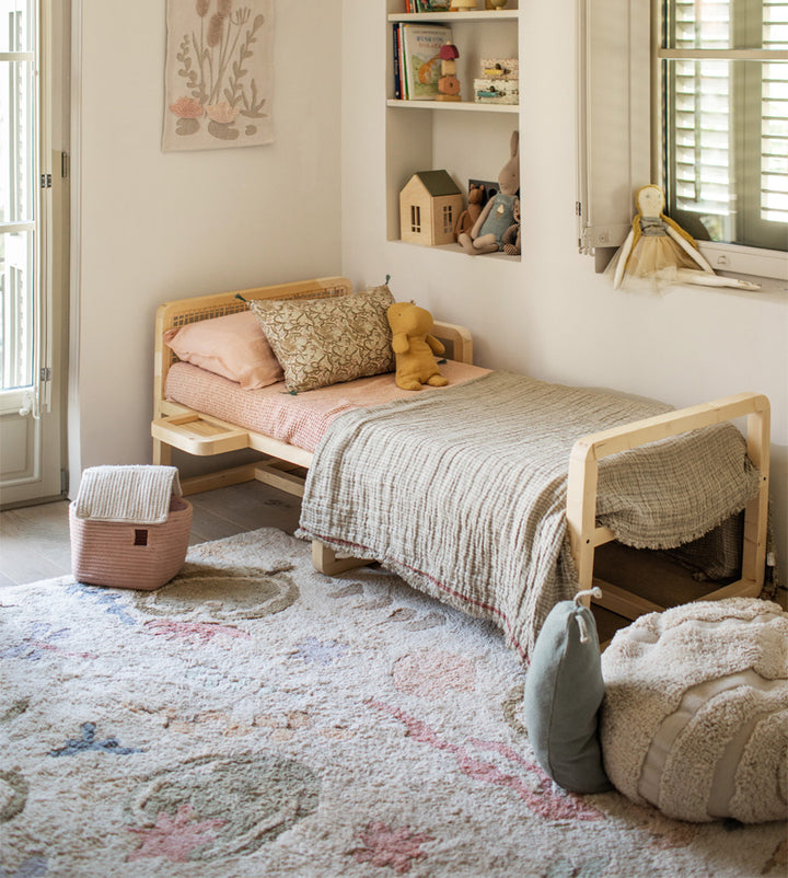 Maschinenwaschbarer Spielteppich von Lorena Canals – Botanische Fantasie