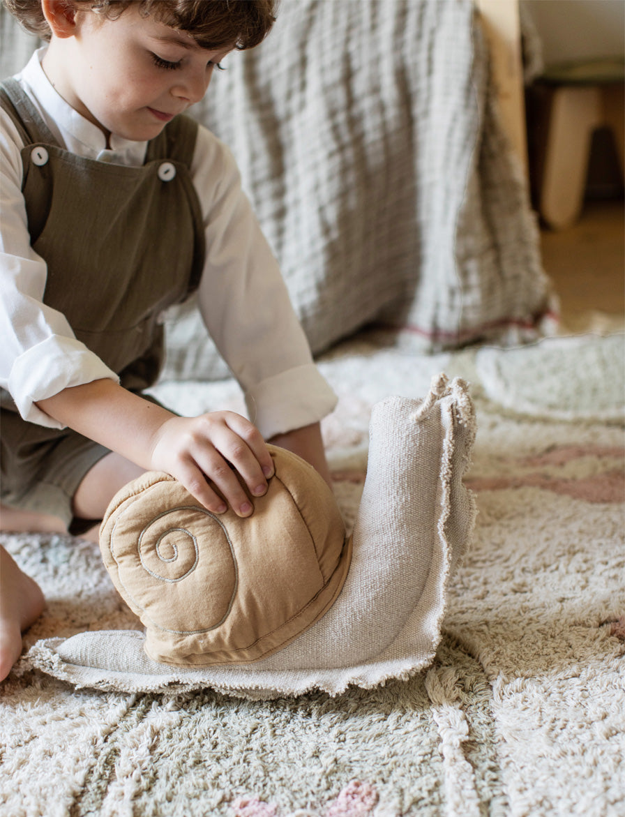 Maschinenwaschbarer Spielteppich von Lorena Canals – Botanische Fantasie