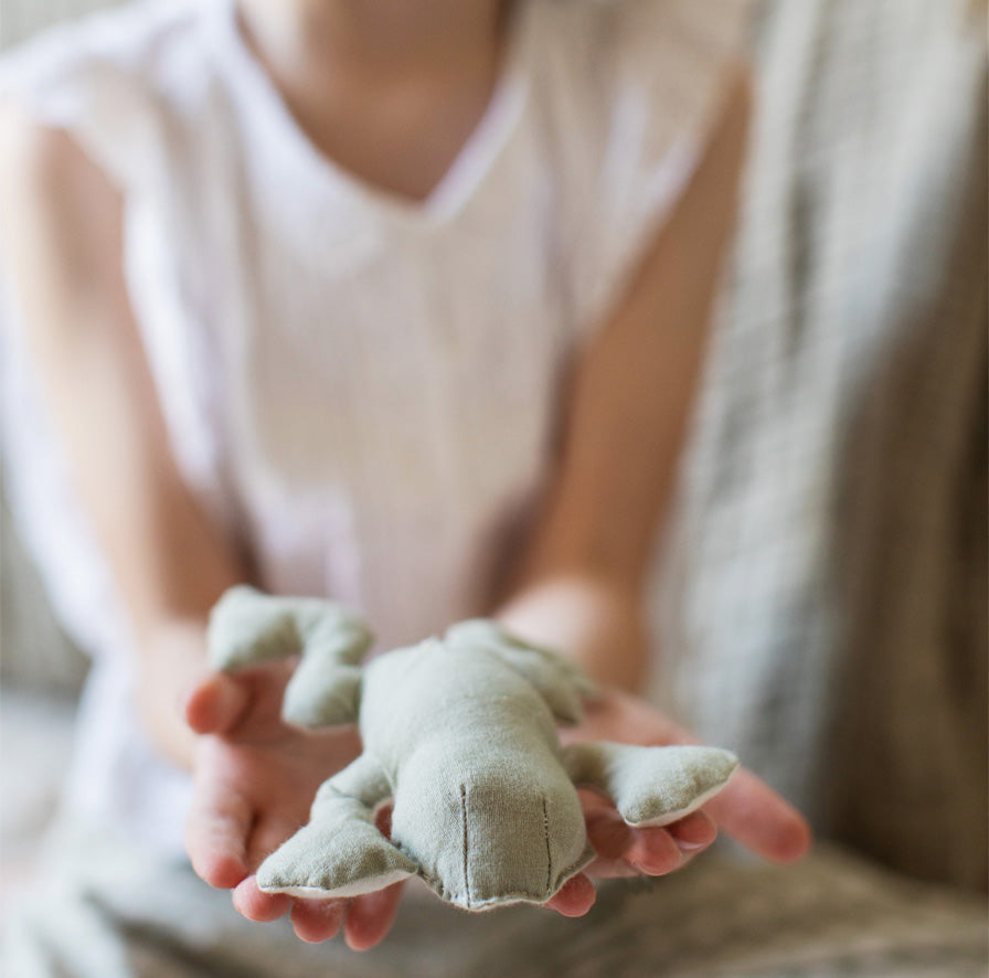 Maschinenwaschbarer Spielteppich von Lorena Canals – Botanische Fantasie