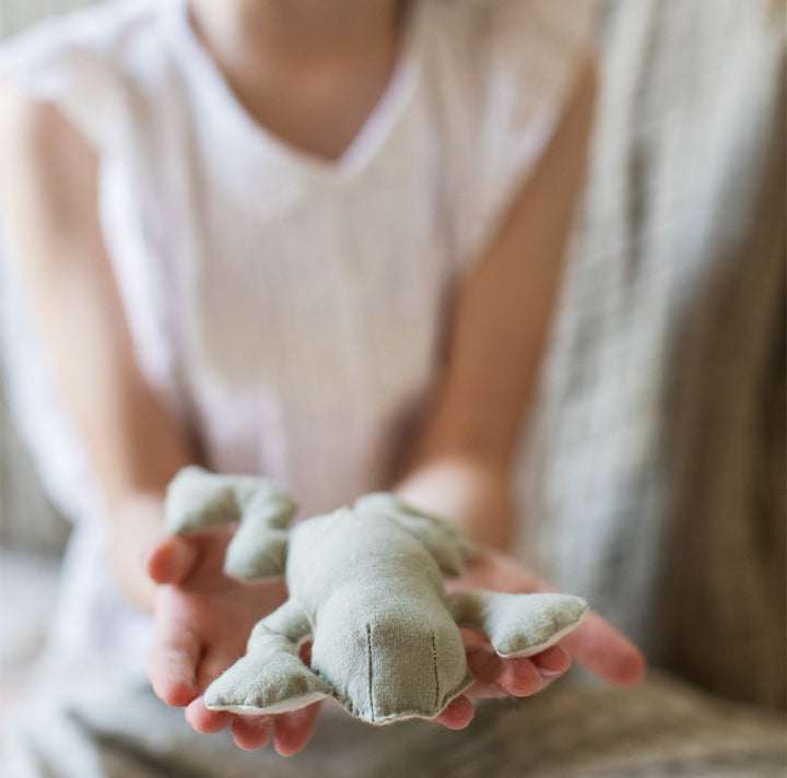 Maschinenwaschbarer Spielteppich von Lorena Canals – Botanische Fantasie