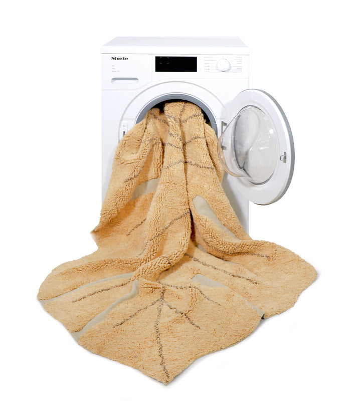 Maschinenwaschbarer Teppich von Lorena Canals – Monstera-Blatt-Honig