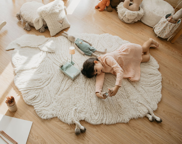 Tapis en laine de mouton à nez rose de Lorena Canals