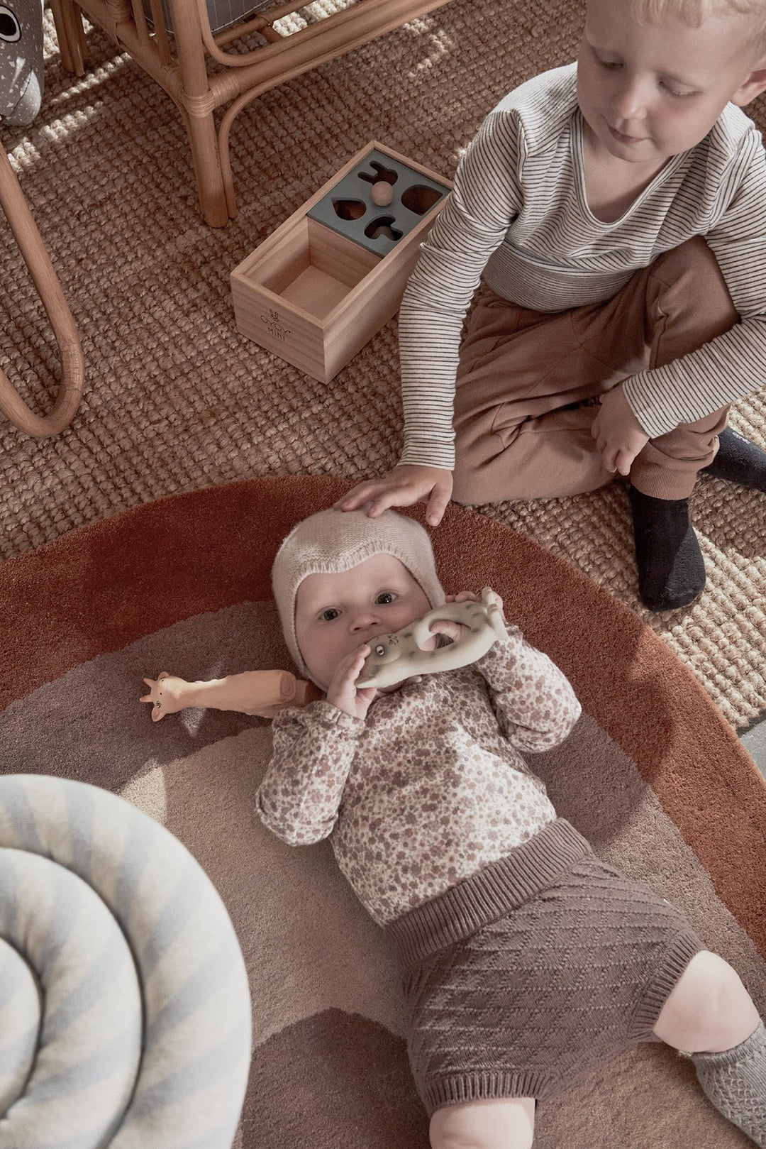 OYOY – Regenbogen-Teppich in Choko