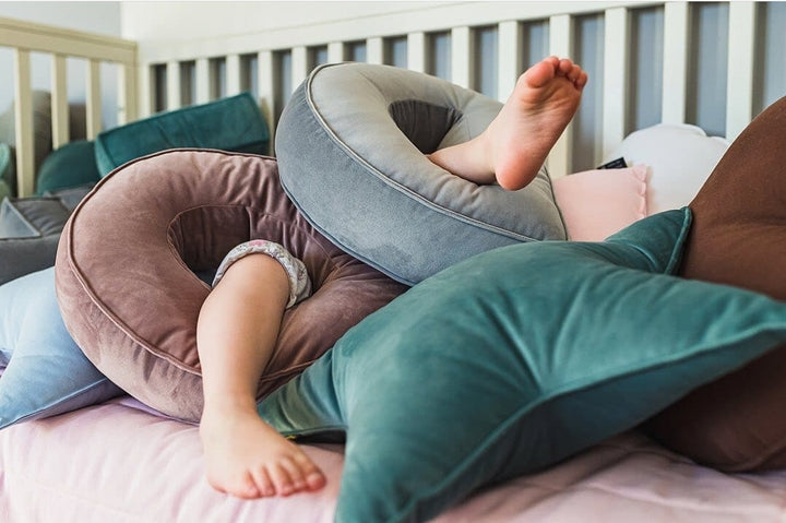 Coussin en velours avec lettre C (différentes couleurs)