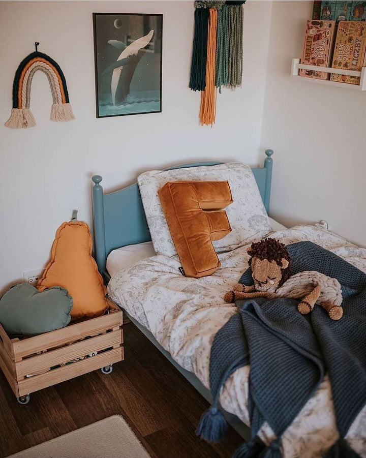 Buchstabenkissen aus Samt – V (verschiedene Farben)