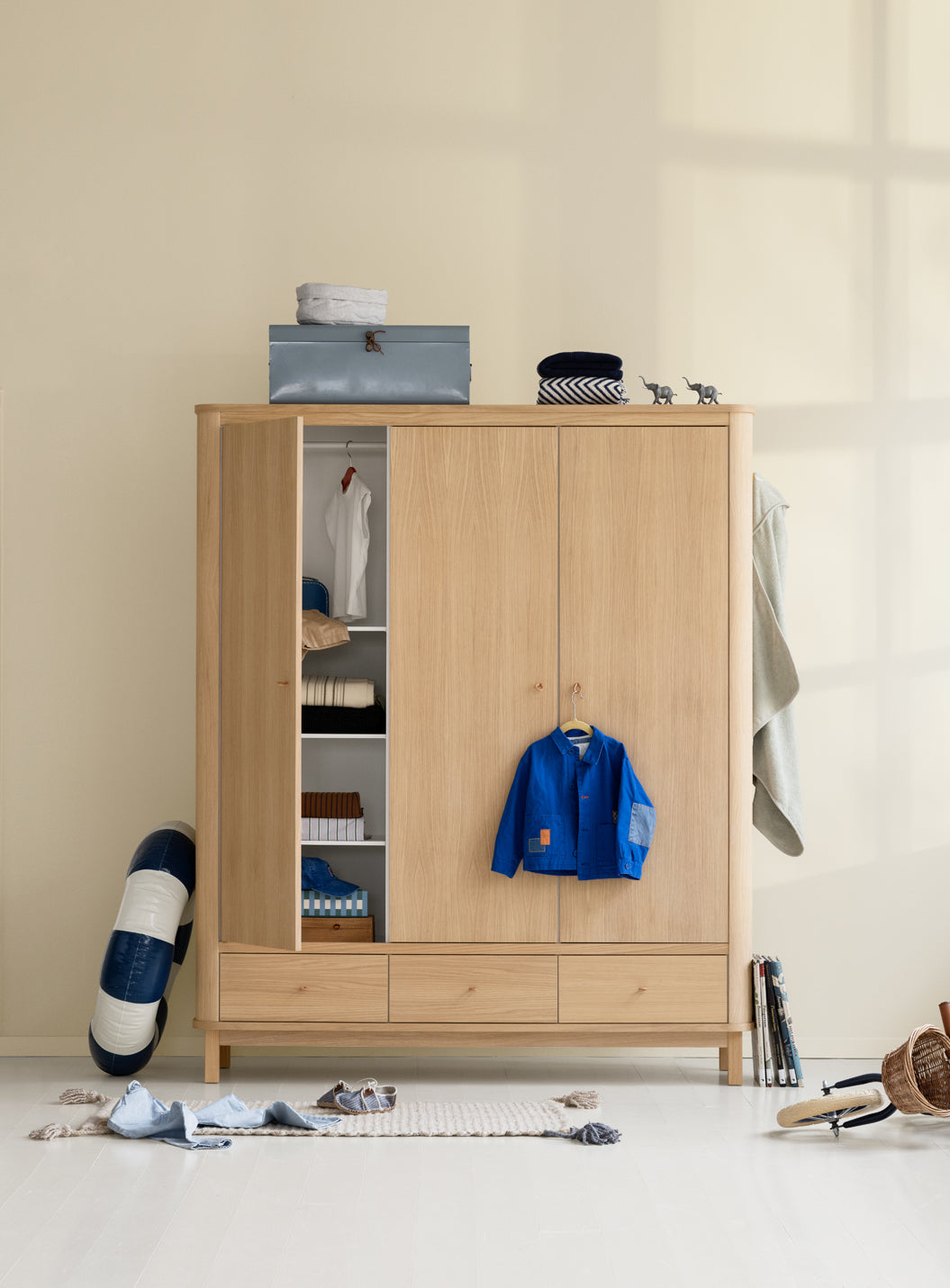 Wardrobes & Dressers
