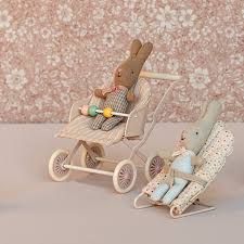 Maileg Kinderwagen mit Babymaus - Blau