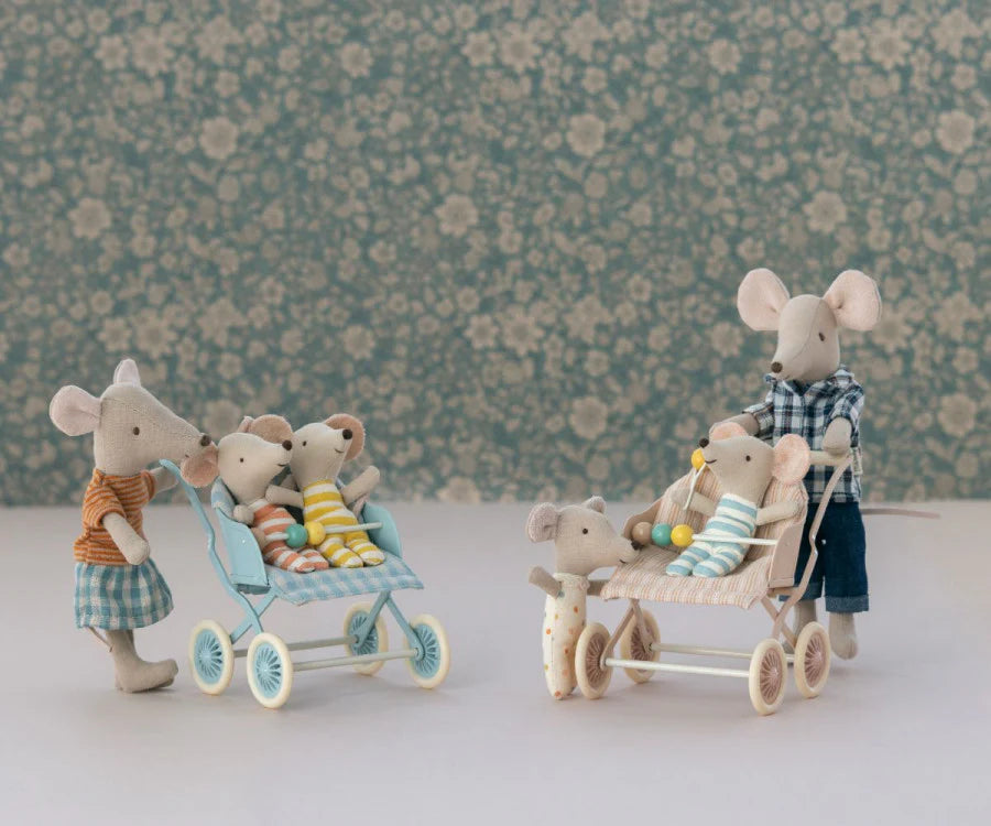 Maileg Kinderwagen mit Babymaus - Blau