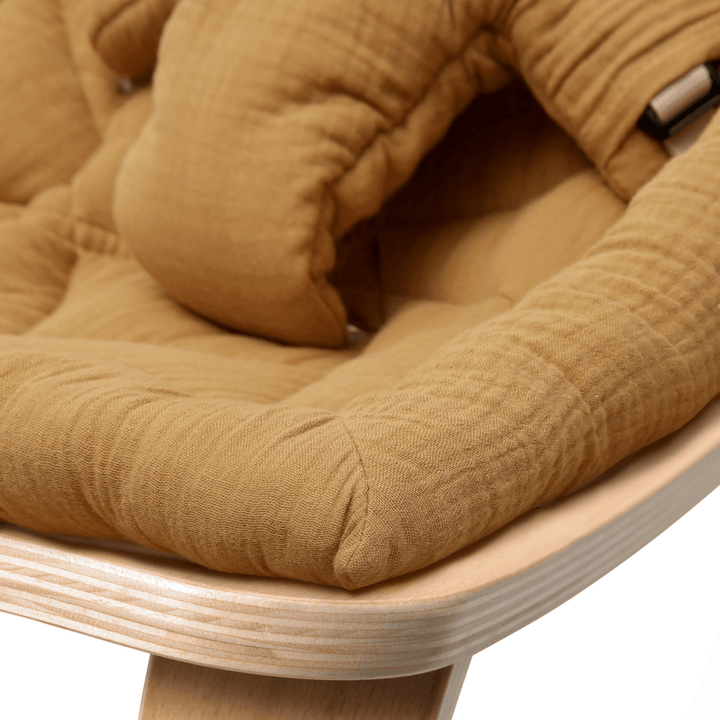 Charlie Crane Levo Babywippe - Buche + Karamellkissen