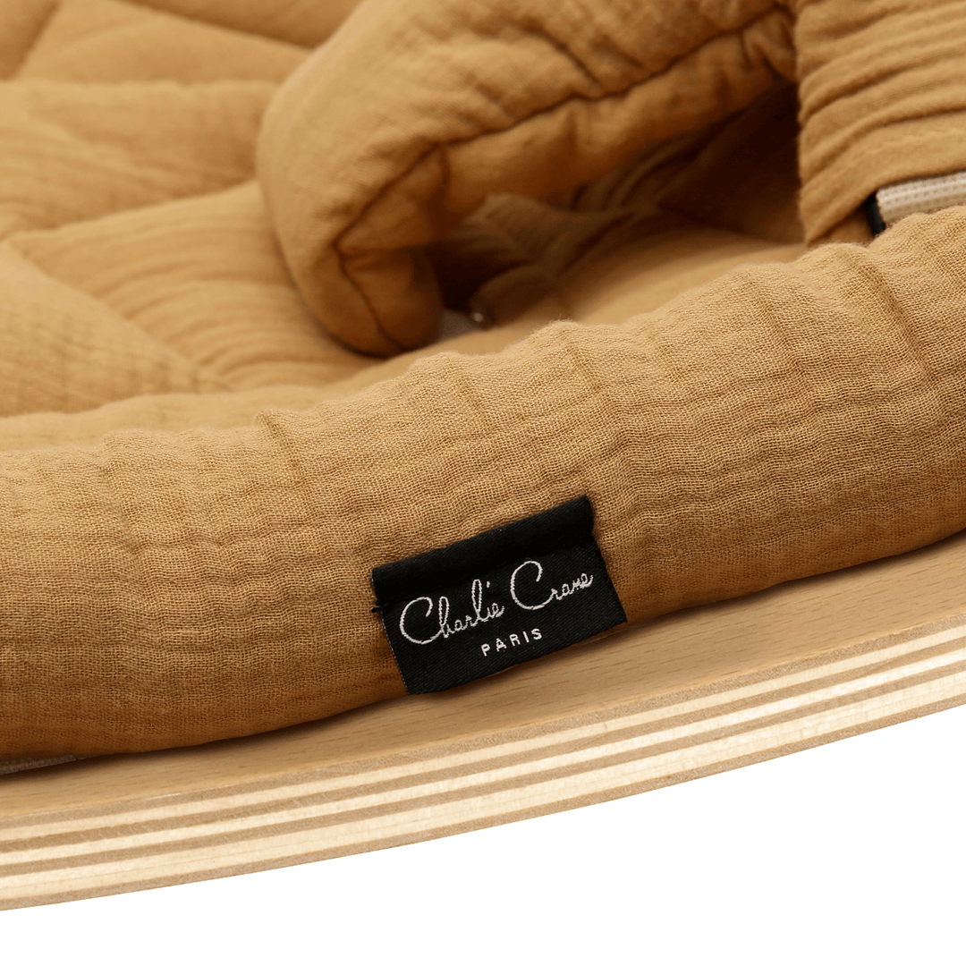 Charlie Crane Levo Babywippe - Buche + Karamellkissen