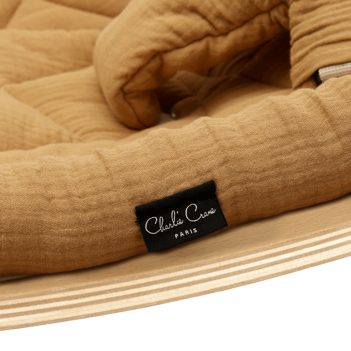Charlie Crane Levo Babywippe - Buche + Karamellkissen