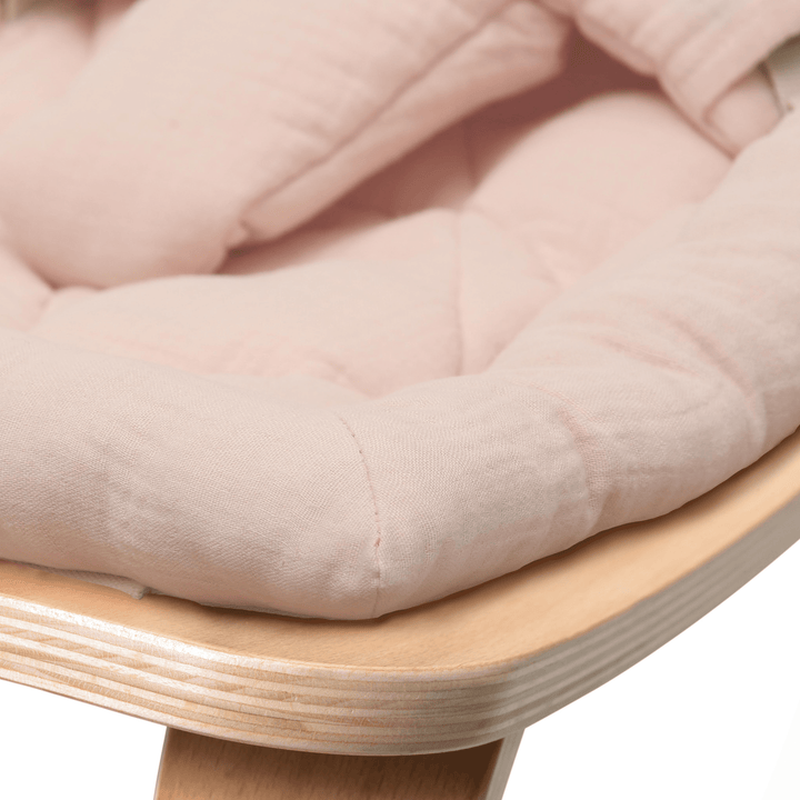 Charlie Crane Levo Babywippe – Buche + Kissen in Nude-Rosa