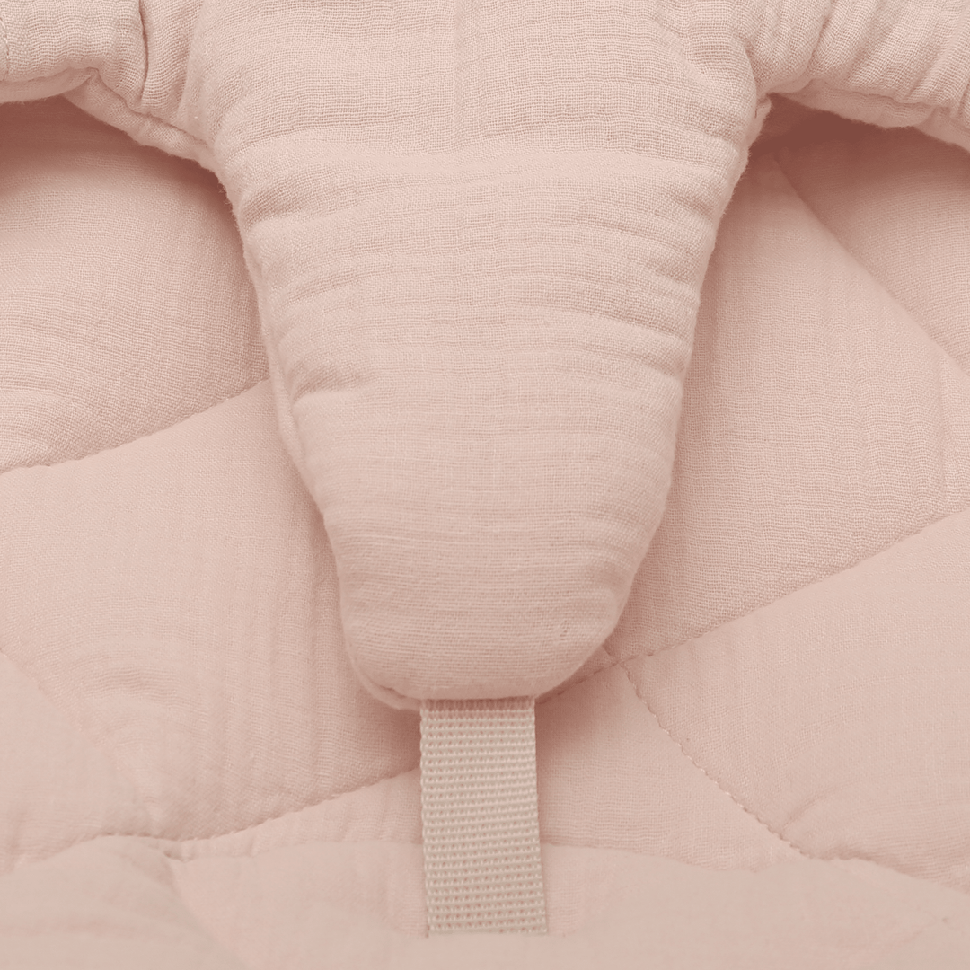 Charlie Crane Levo Babywippe – Buche + Kissen in Nude-Rosa